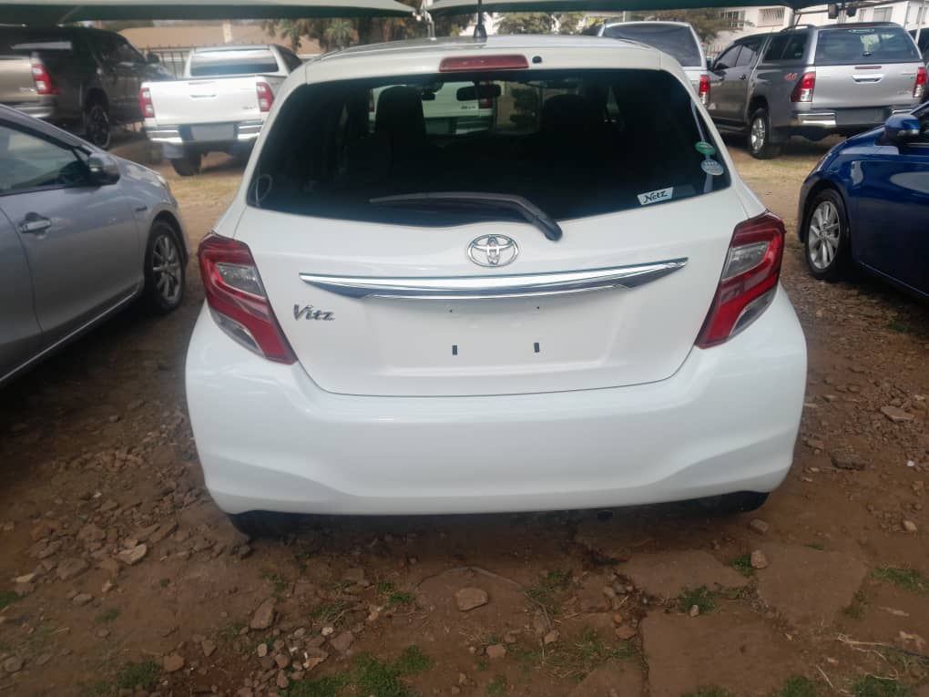 2015 Toyota  Vitz thumbnail 2 - Car World