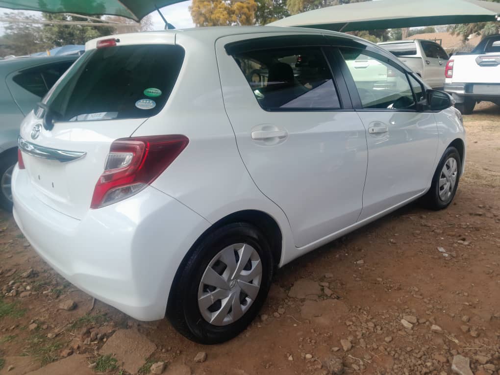 2015 Toyota  Vitz thumbnail 3 - Car World
