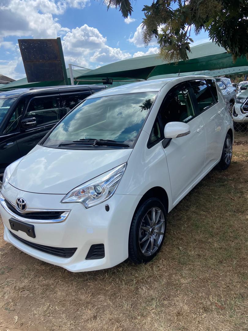 2016 Toyota Ractis thumbnail 3 - Car World