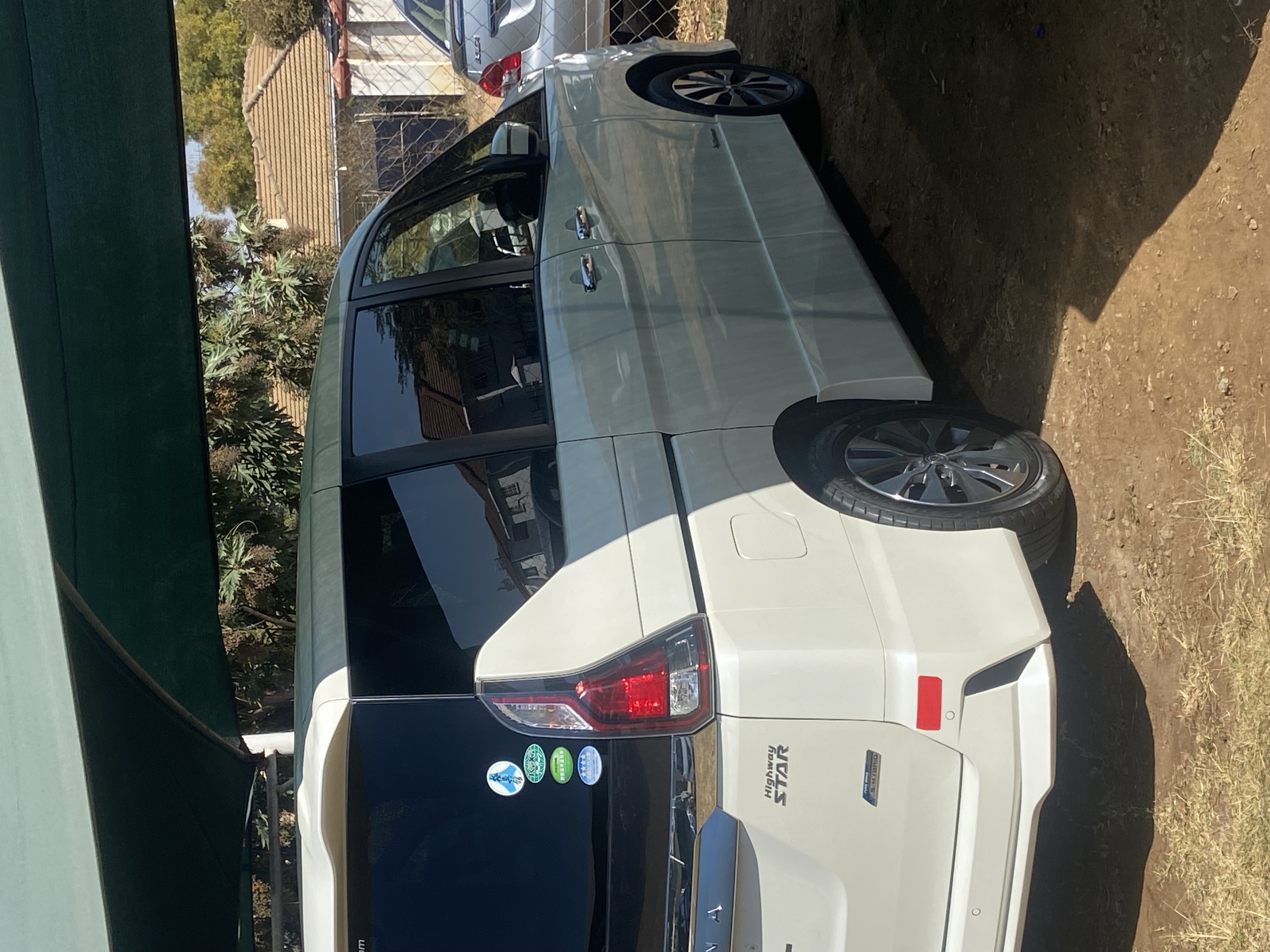 2016 Nissan  Serena thumbnail 3 - Car World