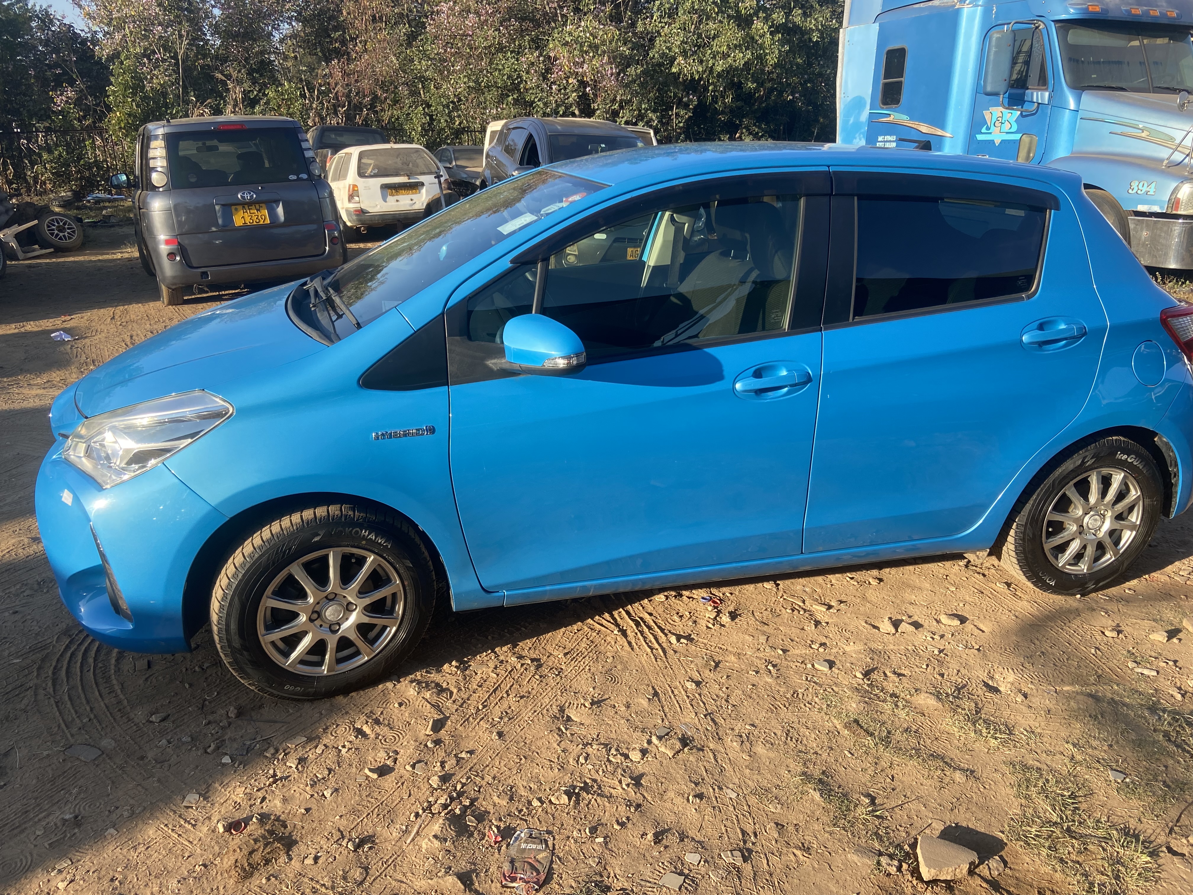 2017 Toyota  Vitz thumbnail 4 - Car World